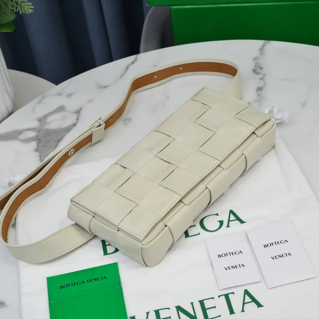 Special price 800🉐️B’s Rubik’s Cube Bag. The shoulder strap logo is simple and triangular🔻. It is officially introduced as a crossbody bag, but it can be used as a chest bag, a waist bag or in the hand. It feels great in the hand, and the shoulder strap can also be used as a belt. This design is relatively niche and not easy to hit! Men's bags are really popular these days. They are unisex and can also be used as couple's styles👩‍❤️‍💋‍👨. The shape is a classic lntrecciato woven design, with magnetic buckle, waxed calfskin + suede lining, showing classic elements, low-key without losing quality🧚🏻‍♀️ Size: 24x14x4cm 6712#